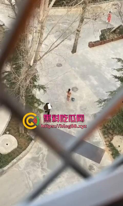 河北美院骚娘们裸奔操场追男生亮瞎狗眼，奶头甩风逼毛飘街，艺术婊感情崩盘就玩人体艺术，天下无人敌！-10