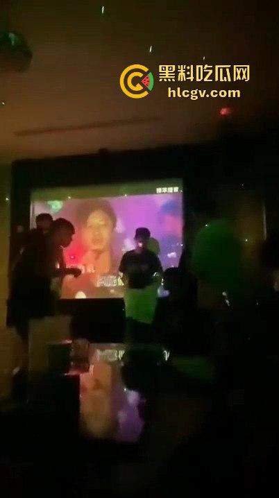台湾宜兰高职生KTV狂殴同学！唱歌跑调遭群殴，另一边同学悠哉玩王者荣耀，场面极度魔幻！-3