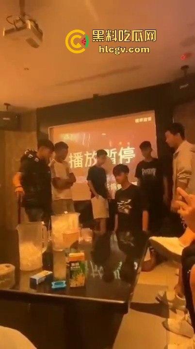 台湾宜兰高职生KTV狂殴同学！唱歌跑调遭群殴，另一边同学悠哉玩王者荣耀，场面极度魔幻！-10