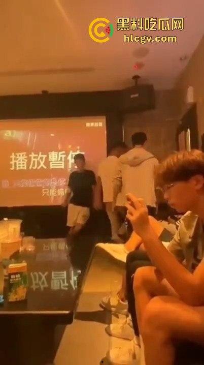 台湾宜兰高职生KTV狂殴同学！唱歌跑调遭群殴，另一边同学悠哉玩王者荣耀，场面极度魔幻！-11