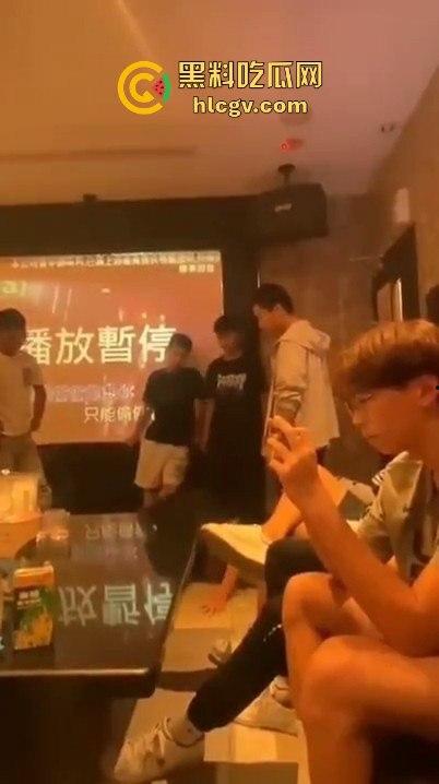 台湾宜兰高职生KTV狂殴同学！唱歌跑调遭群殴，另一边同学悠哉玩王者荣耀，场面极度魔幻！-12