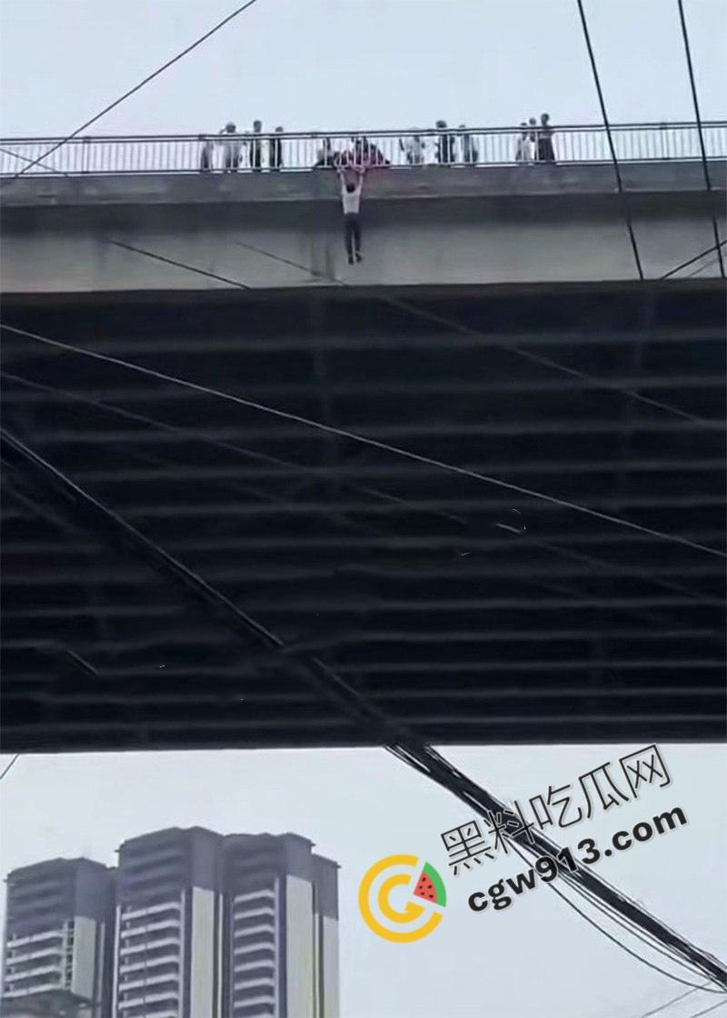 四川叙永县悲剧男子背负网贷，妻离子散绝望跳桥: 金钱社会我们该如何抉择？-4