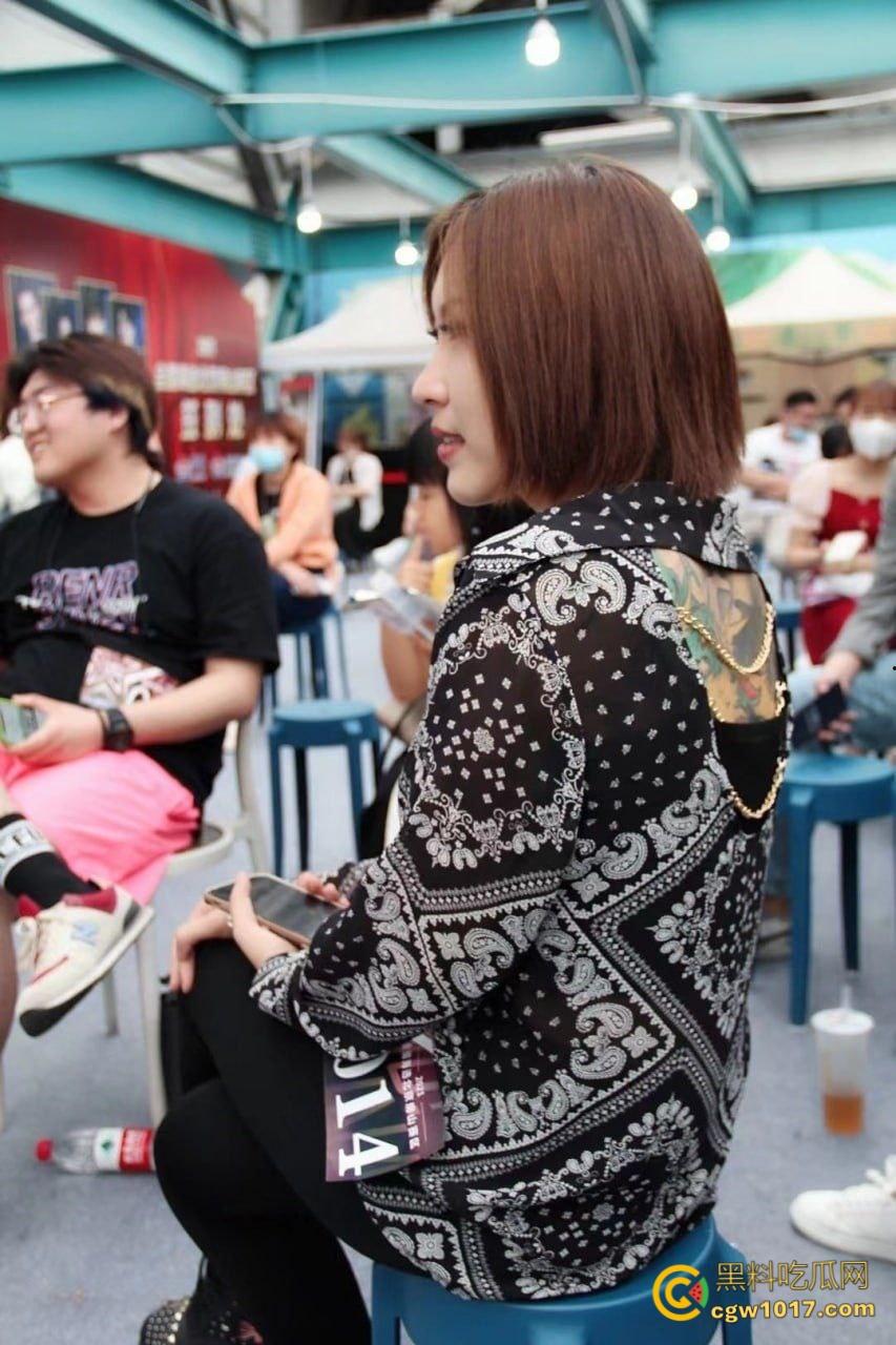 西安某公司优秀党员【方慧】,和单位领导开房偷情,还被领导pua不带套,穿着情趣制服被猛插内射!-3