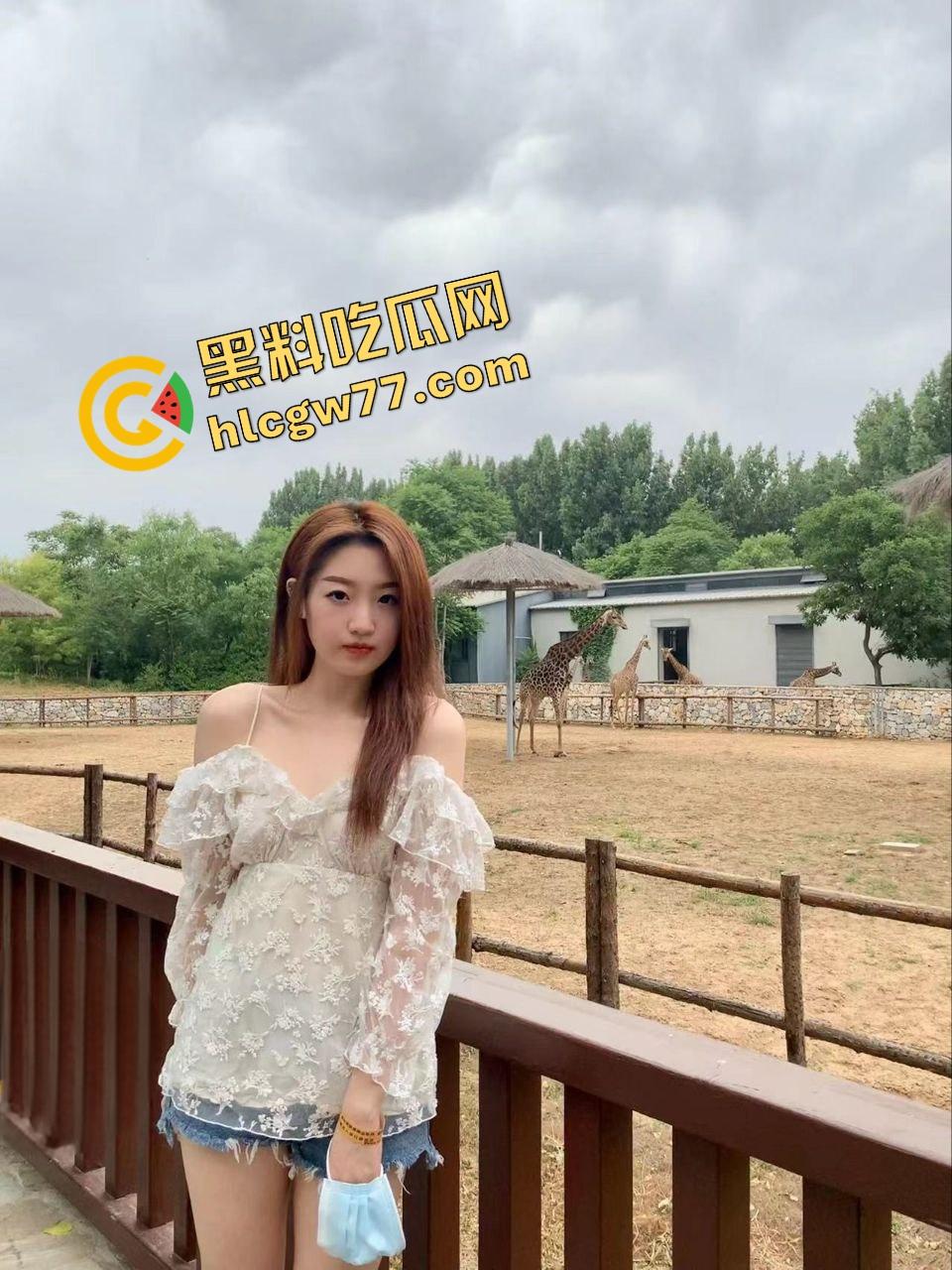 京城市二院护士『沈彤』云盘泄密流出，健身反差婊全裸骚舞 ，无套后入猛操嫩穴淫荡至极！-4