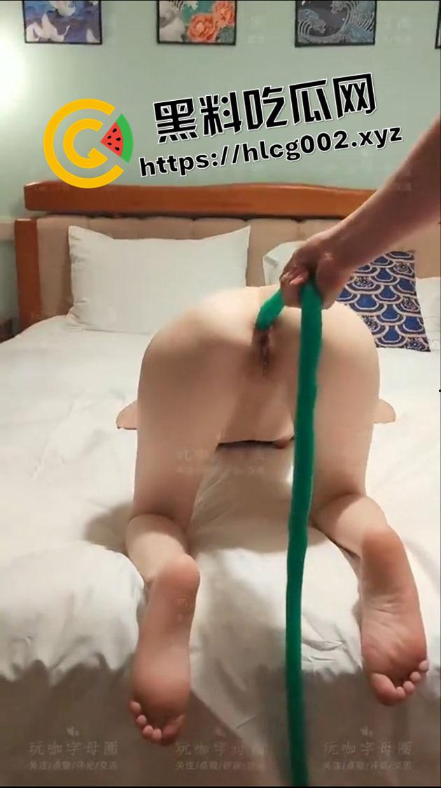 肛条探肠！1米5长的肛塞比模特都高 全部塞进去 这怕不是直接到胃了 抽出来的时候魂都没了-7