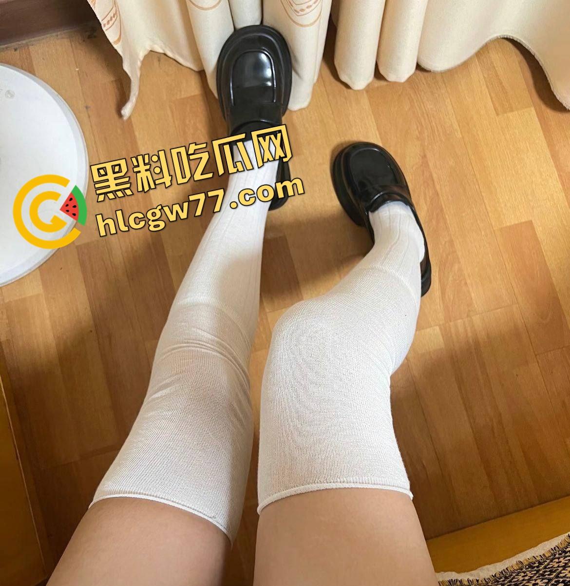 石家庄精神小妹【李亿亿】穿JK制服上门舔棒，含着鸡巴的样子贱得想让人一巴掌操她脸上！-15