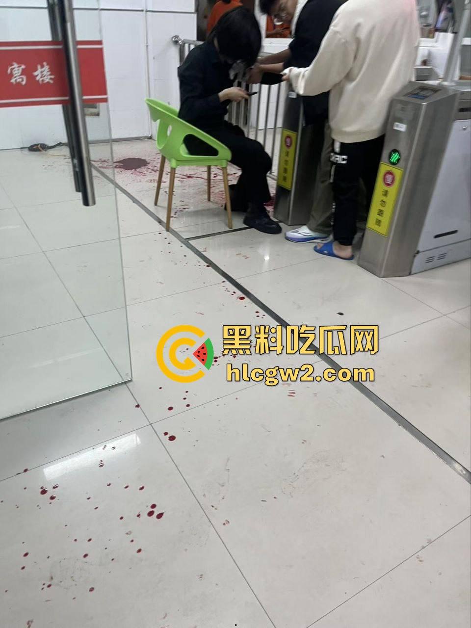 毕业证拿不到,实习费嫌少?21岁小伙持刀回母校发疯,无锡宜兴工艺学院8死17伤,一路无差别捅女生!-46