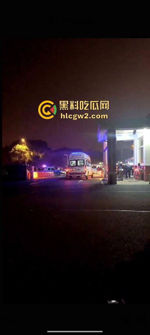 毕业证拿不到,实习费嫌少?21岁小伙持刀回母校发疯,无锡宜兴工艺学院8死17伤,一路无差别捅女生!-49