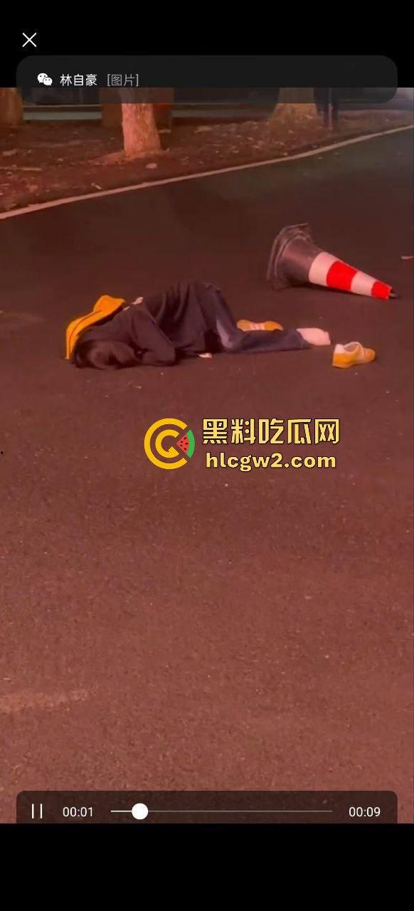 毕业证拿不到,实习费嫌少?21岁小伙持刀回母校发疯,无锡宜兴工艺学院8死17伤,一路无差别捅女生!-52