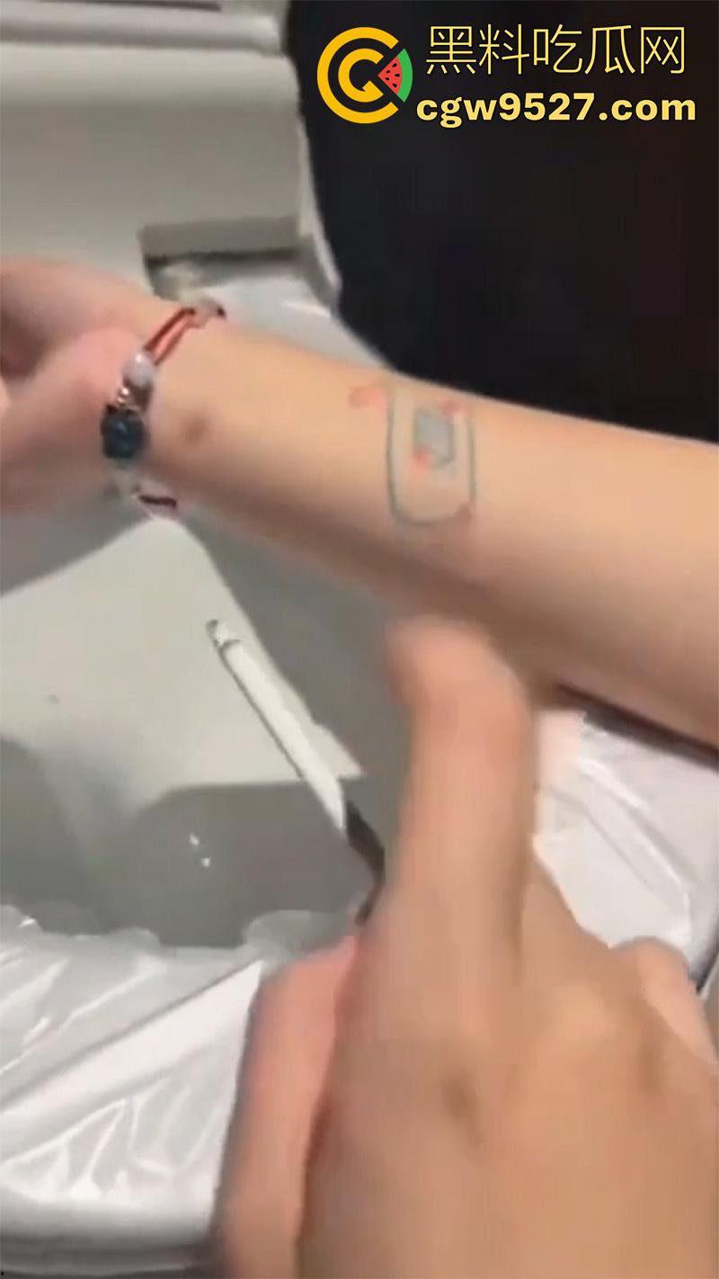 全网疯传马桶割腕女孩,真实自杀鸡皮疙瘩都起来了,脂肪层都割开了,还扒拉了一下,太重口了!-1