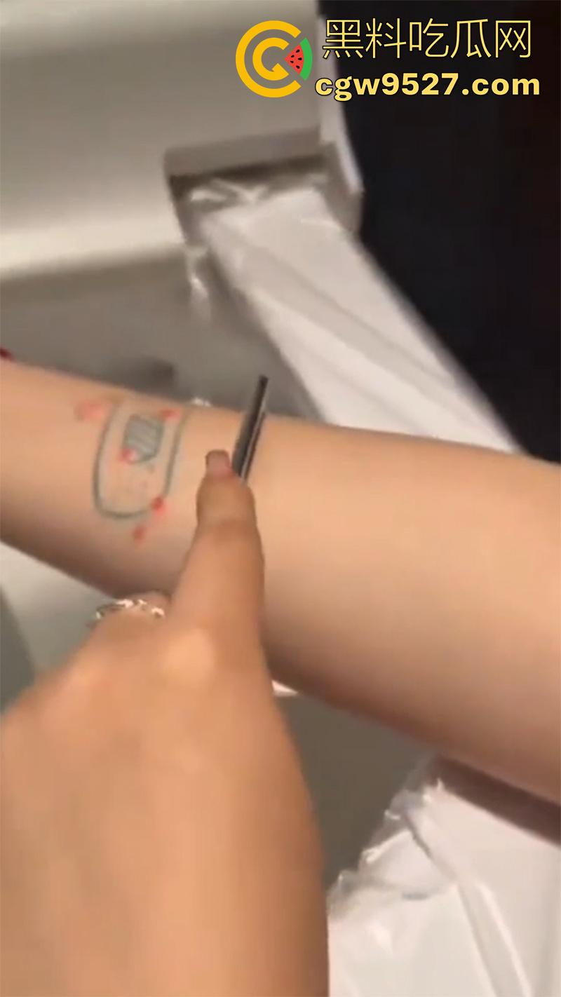 全网疯传马桶割腕女孩,真实自杀鸡皮疙瘩都起来了,脂肪层都割开了,还扒拉了一下,太重口了!-2