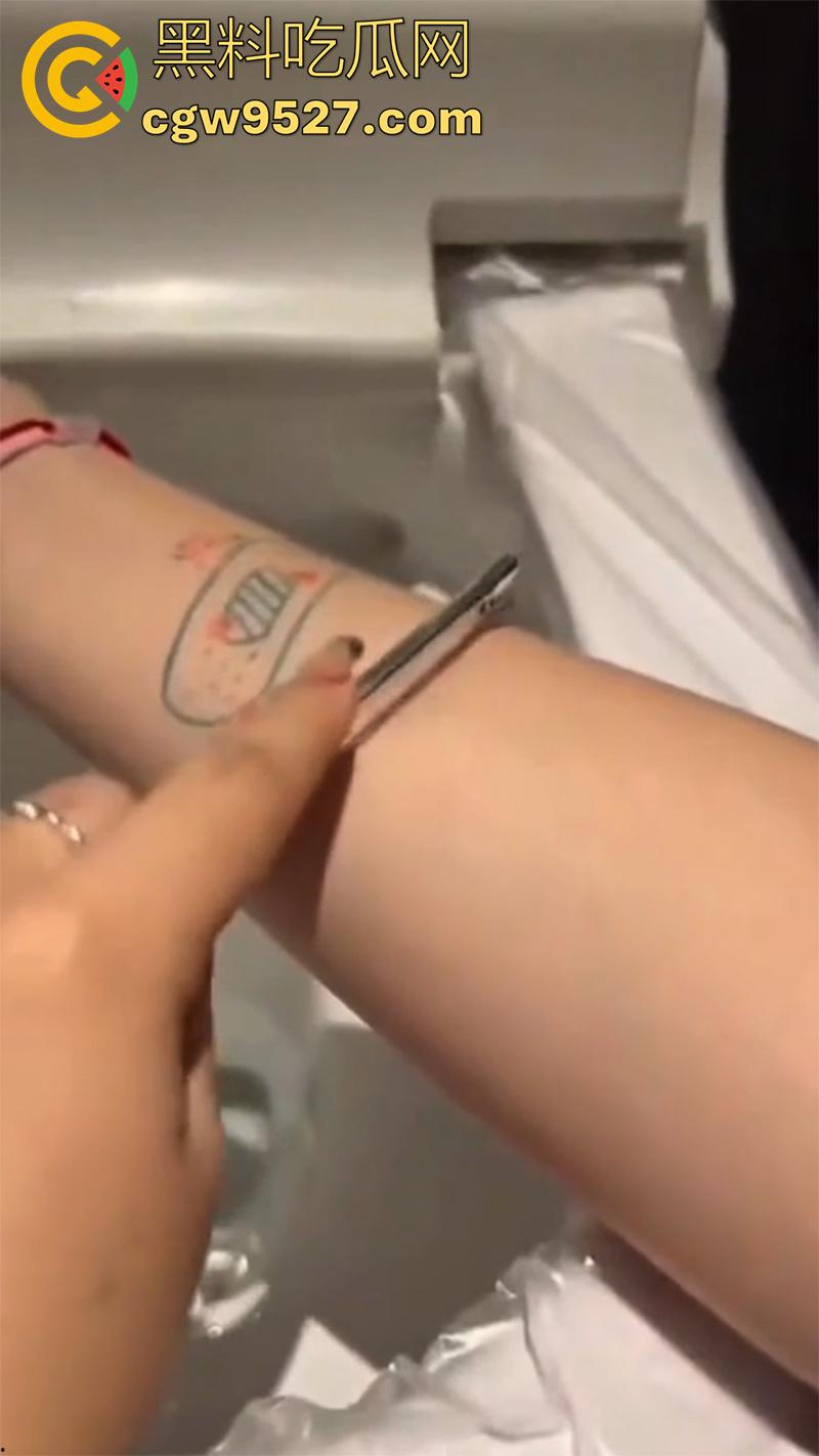 全网疯传马桶割腕女孩,真实自杀鸡皮疙瘩都起来了,脂肪层都割开了,还扒拉了一下,太重口了!-3