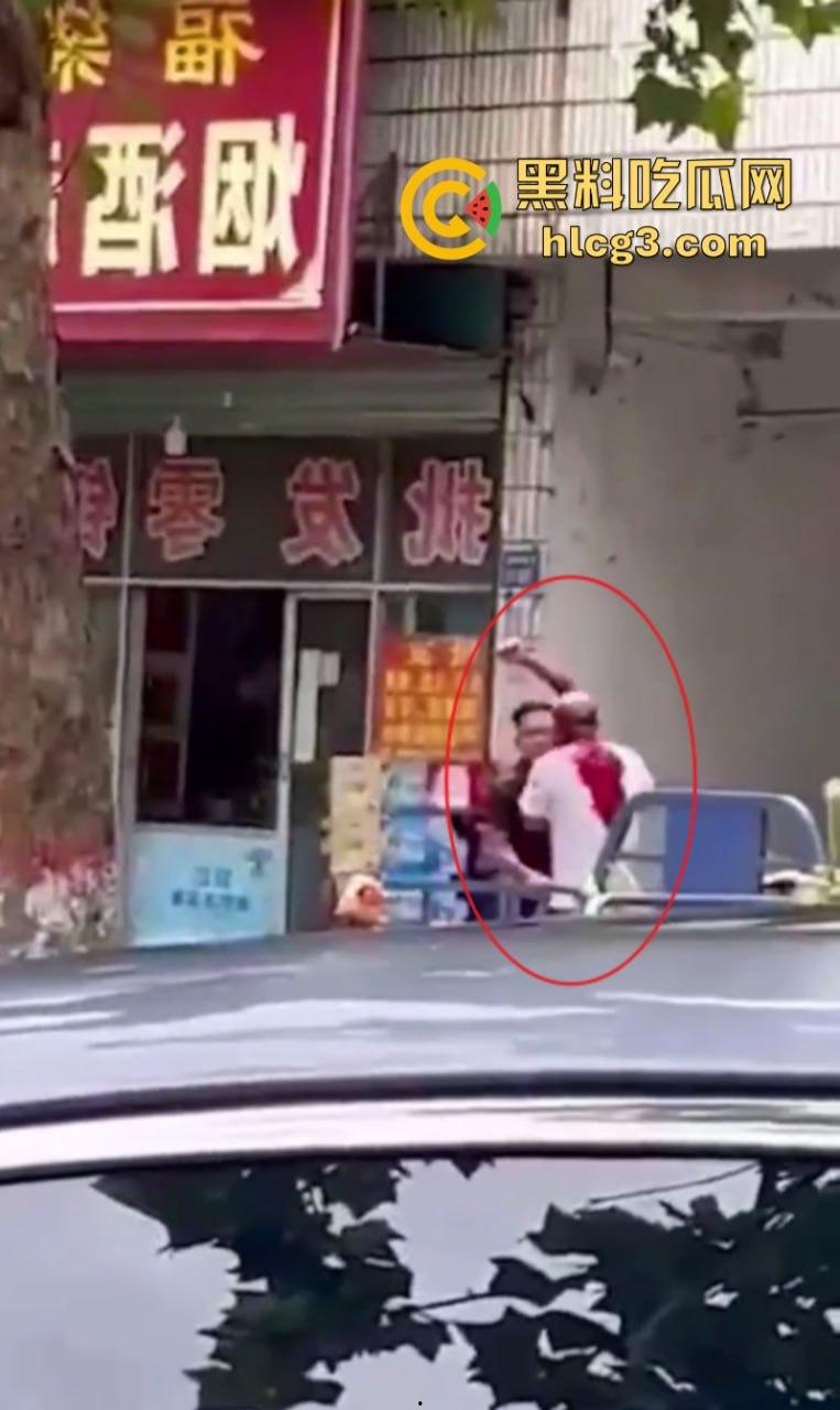 女人惹的祸！河南永城一光头男子被黑衣男子持刀刺伤致死-4