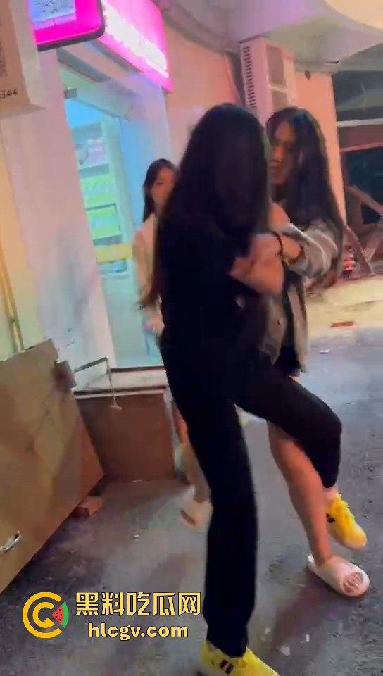 女生打架真有看头！夜晚互殴上演啤酒瓶砸头大战，只因男友劈腿当场火拼！-1