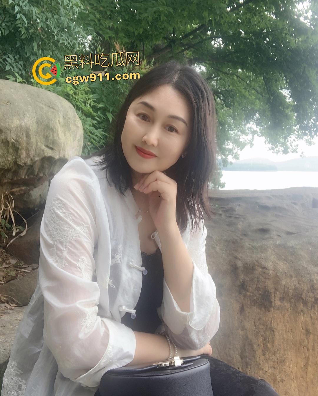 海角少年上学前和淫母射一发，被黑丝肥猪骚妈足交巨屌，坐骑儿子粗棒，颜射满脸白浊喷浆！-1