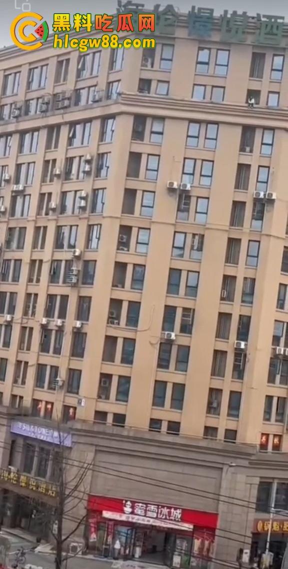 辽宁小孩恋爱被家人阻止，一气之下酒店跳楼，年纪轻轻大把恋爱还没谈就结束了，雪王卖柠檬水无辜躺枪！-6