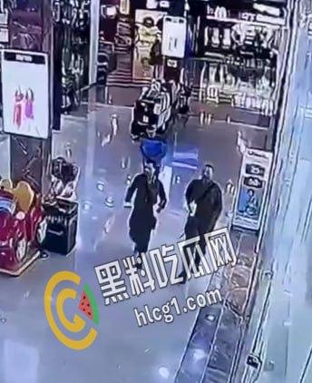 巴勒斯坦男子 在以色列北布城市卡梅尔的商场中行刺两名以色列士兵 随后被步枪扫射打死-5