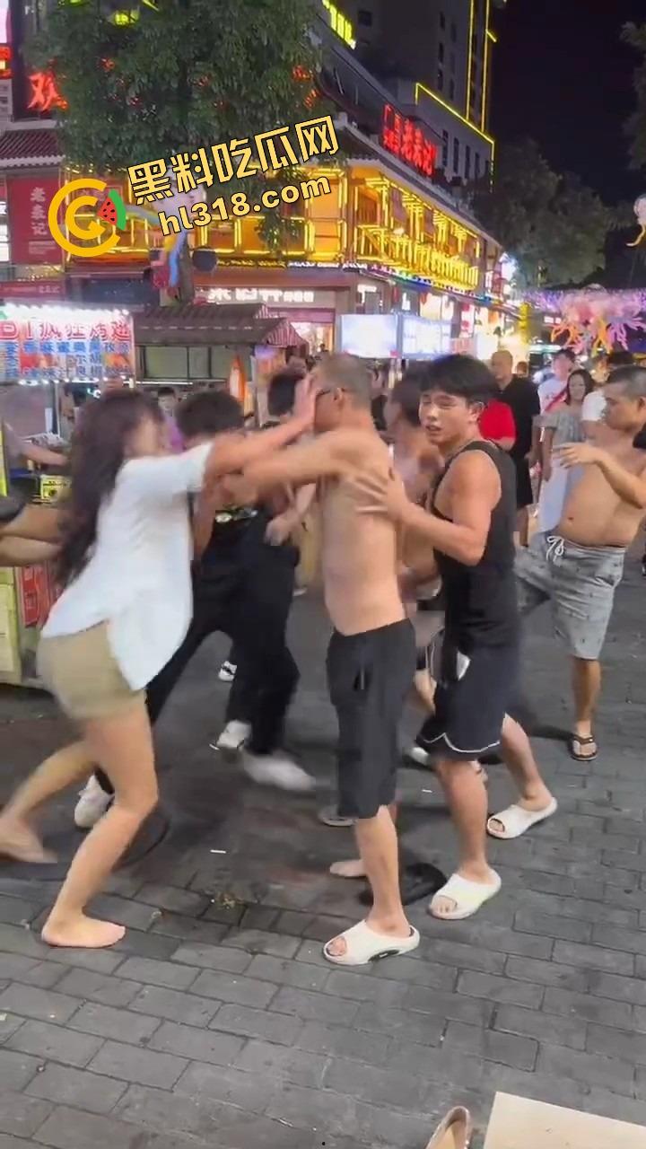 白云区老楼顶炸场，精神小伙带小妹空降大叔地盘，十几人混战，岁数终究敌不过荷尔蒙！-12