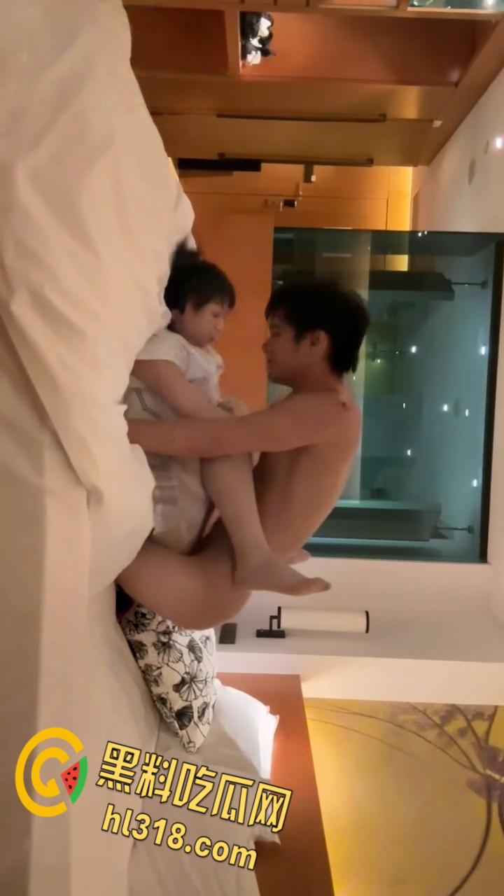 推特清纯女大【旖可小罗老师】，全身写满淫语教室狗趴，宿舍玩跳蛋娇喘连连，窗帘也挡不住小穴流水声-7