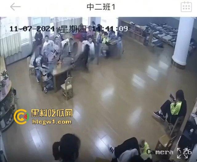 安徽六安幼儿园惊爆虐童丑闻!监控曝光老师暴打多名孩子,家长怒报警!-4