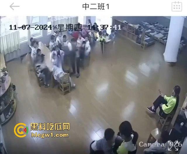 安徽六安幼儿园惊爆虐童丑闻!监控曝光老师暴打多名孩子,家长怒报警!-6