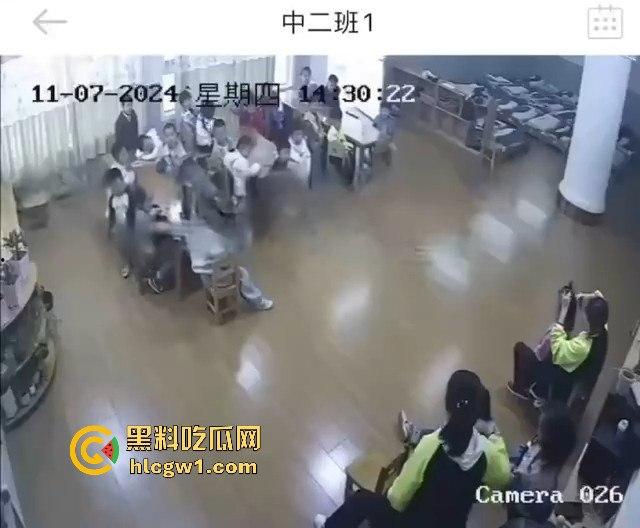 安徽六安幼儿园惊爆虐童丑闻!监控曝光老师暴打多名孩子,家长怒报警!-7