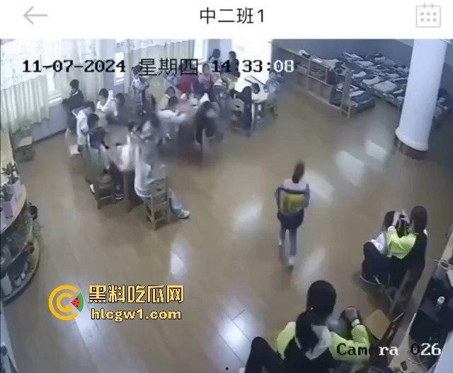 安徽六安幼儿园惊爆虐童丑闻!监控曝光老师暴打多名孩子,家长怒报警!-9