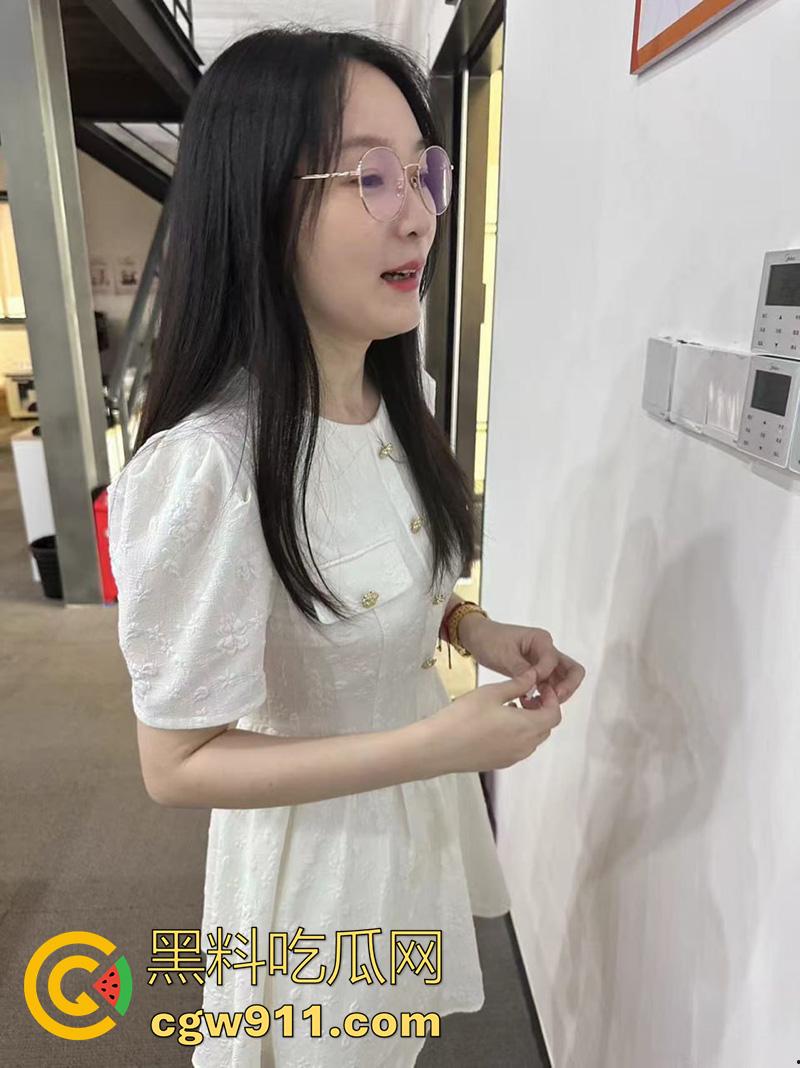 顶级骚逼推荐！湛江赤坎区【庞国梅】，外表高冷内心淫荡，爱好无套群P内射、户外野战、真空逛街，喜欢射嘴里吞下去！-3