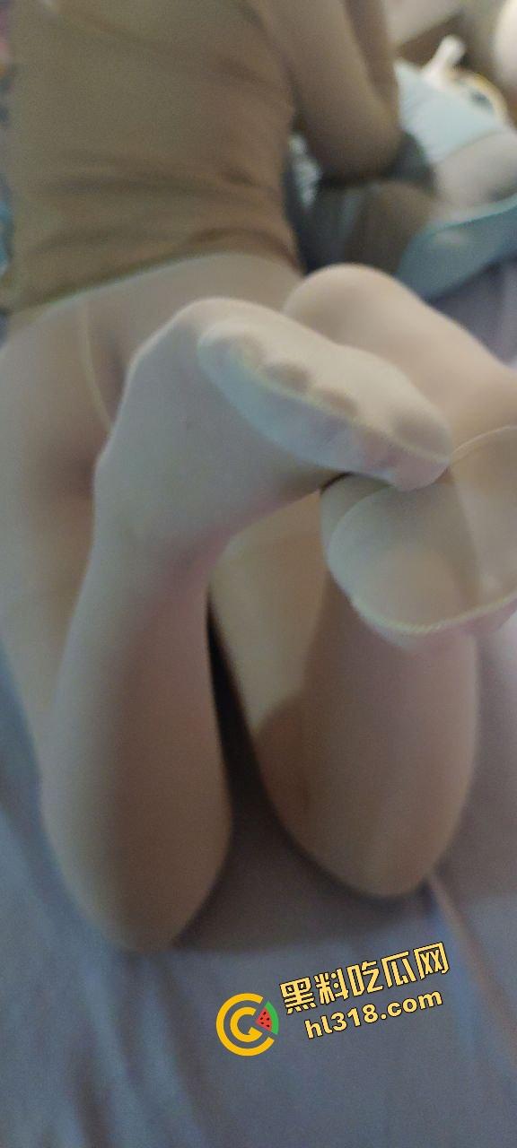 生病挂吊瓶了还不忘操逼，39度高烧逼都不放过，狠人就是狠，洗澡举着吊瓶都能操！-16