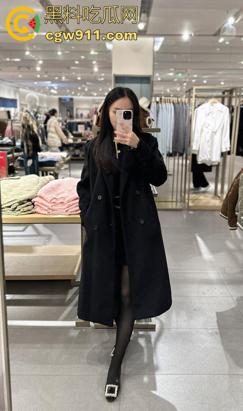 顶级骚逼推荐！湛江赤坎区【庞国梅】，外表高冷内心淫荡，爱好无套群P内射、户外野战、真空逛街，喜欢射嘴里吞下去！-4