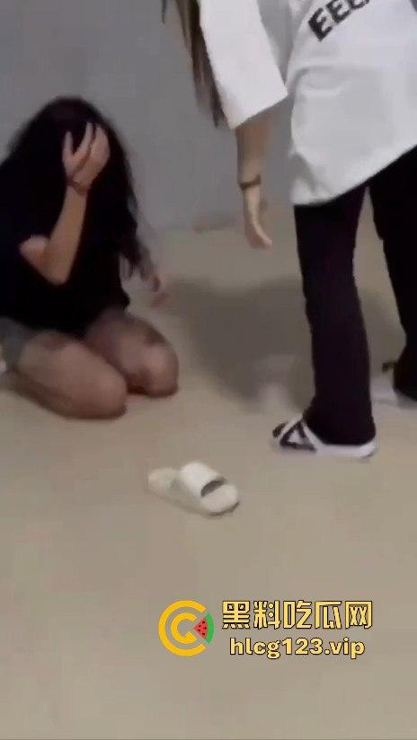 校园霸凌升级！精神小妹厕所暴打，血溅满地，衣服全给扒光，精神小伙拍得乐开花！-6
