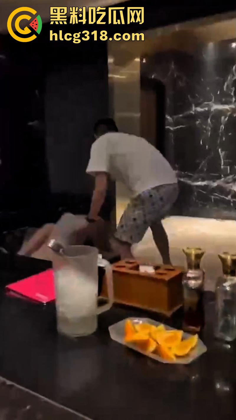 商K美女包房撕逼，说闺蜜男友坏话，忽悠俩人分手，却自己主动贴上去勾引，旁边大哥都看不下去了！-1