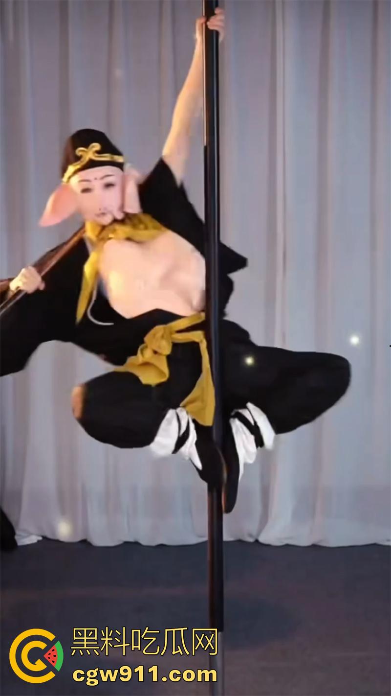 抖音钢管舞网红【坏空空 】，顶级长腿美女竟扮演猪八戒，袒胸露乳直播钢管舞，八戒要有这身材，唐僧也扛不住吧！-9