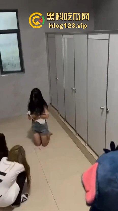 校园霸凌升级！精神小妹厕所暴打，血溅满地，衣服全给扒光，精神小伙拍得乐开花！-11