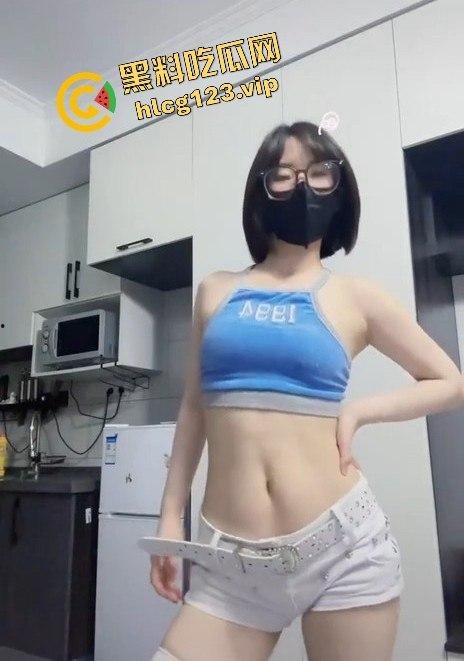 抖音Ashley微博寸言女王大尺度反差裸舞视频流出！粉嫩奶头加上嫩穴，勾得人想舔两口！-17