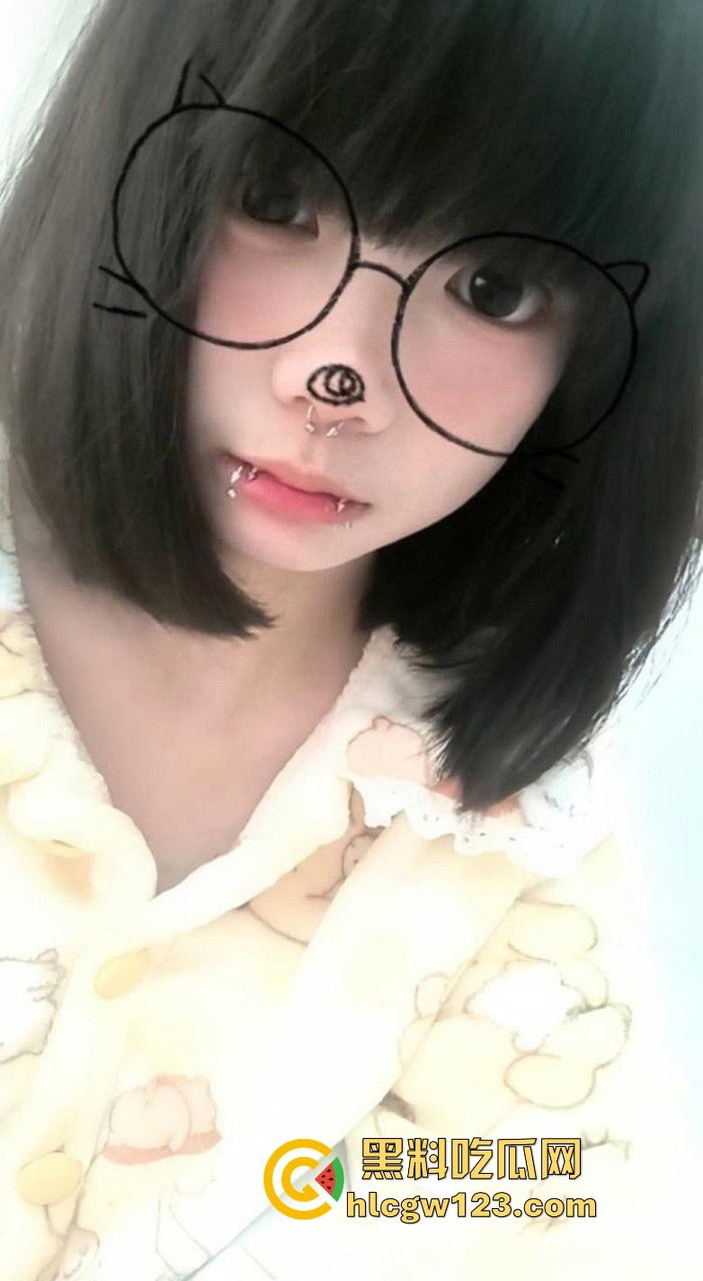 武汉工商学院大一小母狗【林萍如】和男友裸聊视频曝光 宿舍内骚浪自慰为男友解馋！-2