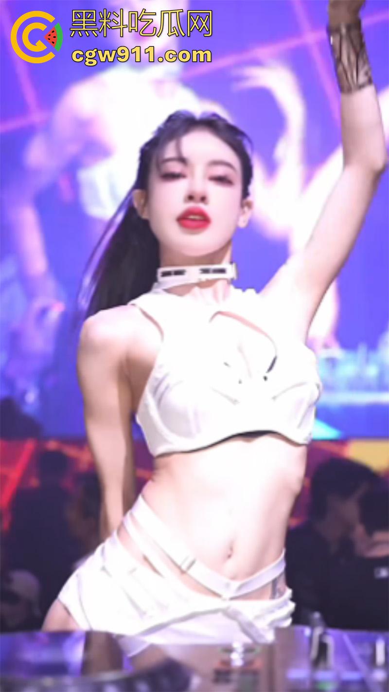 穷人女神富人母狗，有钱人的精彩夜生活，酒吧性感DJ和dancer，被大哥带走各种操，这生活真让人羡慕啊！-5