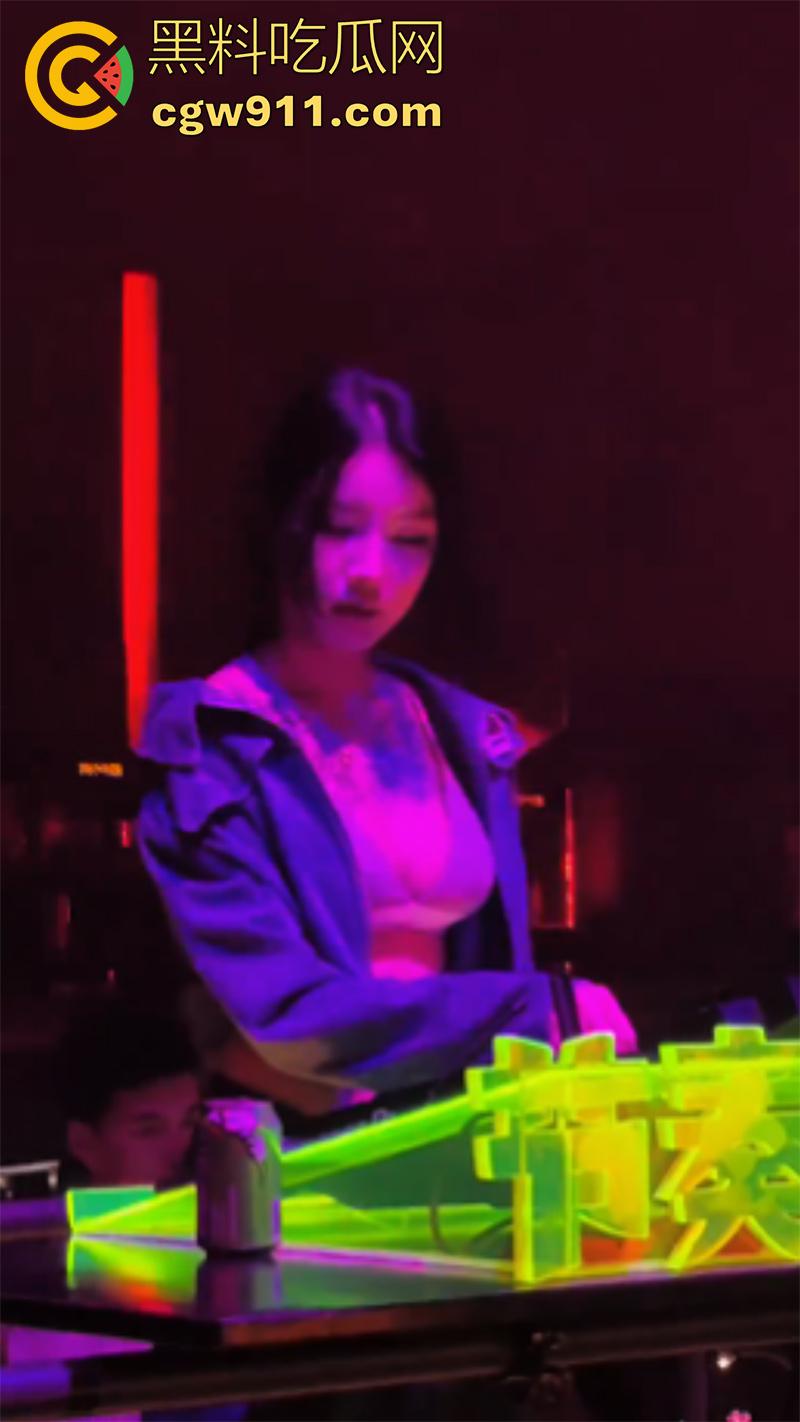 穷人女神富人母狗，有钱人的精彩夜生活，酒吧性感DJ和dancer，被大哥带走各种操，这生活真让人羡慕啊！-14