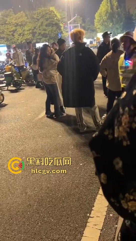 南京纯爱战士破防崩溃！女友当街绿他还装绿茶跑路，吃瓜群众围观纯爱破裂全程记录！-7