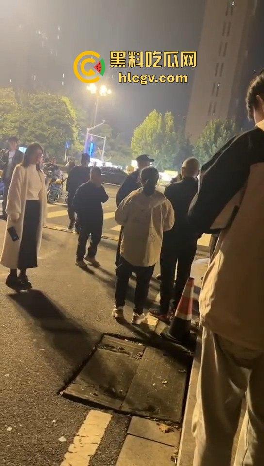 南京纯爱战士破防崩溃！女友当街绿他还装绿茶跑路，吃瓜群众围观纯爱破裂全程记录！-10