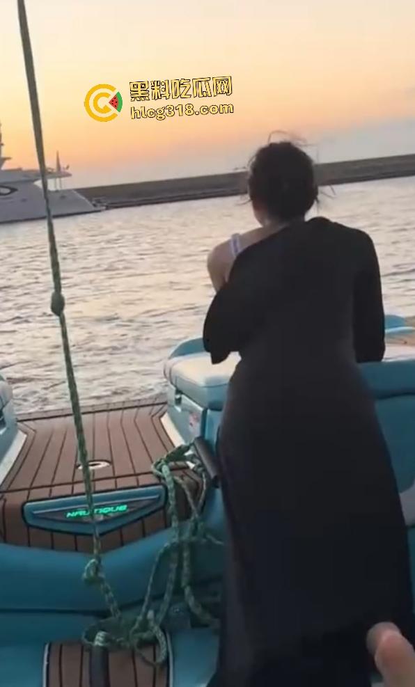 富二代游艇出海,两顶级女神化身母狗跪舔,全自动后入骑乘黑丝当精盆,神仙般的日子!-2