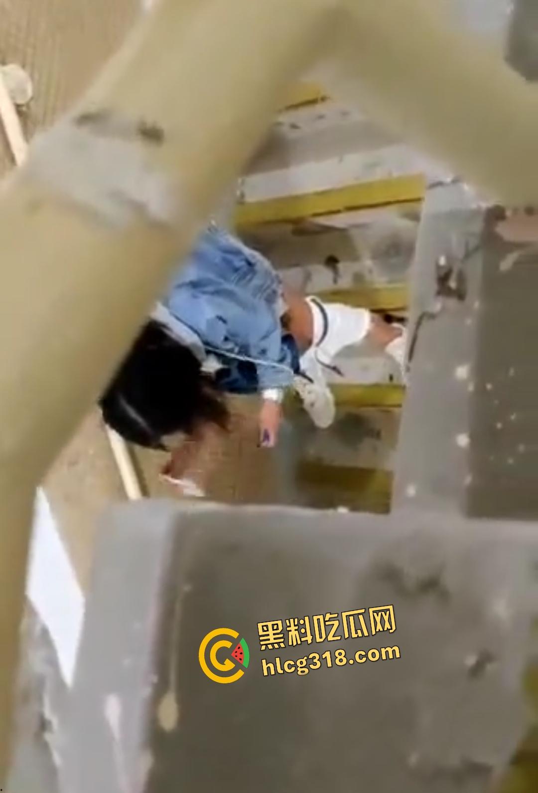 年轻人楼道激战做爱被偷拍！内射后纸擦逼险被抓，楼上大哥差点笑出声！-3