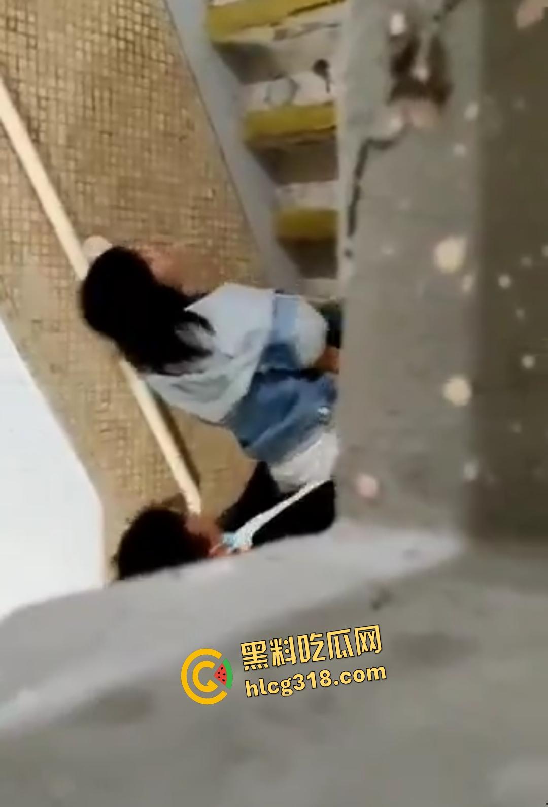 年轻人楼道激战做爱被偷拍！内射后纸擦逼险被抓，楼上大哥差点笑出声！-6