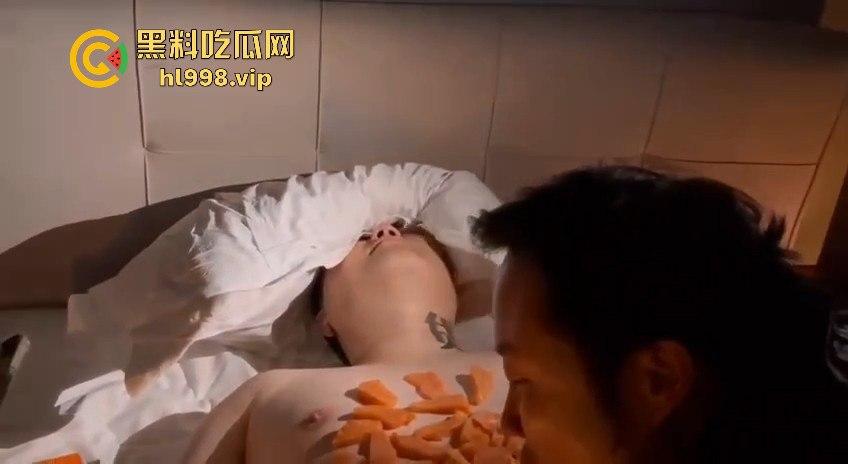 抖音重口直播！油腻大叔当三文鱼盛器，男同淫趴场面堪比恐怖片，举报无效酒店老板淡定回应！-9