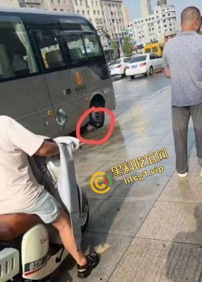 大连大暴雨！父女俩被冲进大巴车 卡在底盘下溺水！2人双双身亡！-7