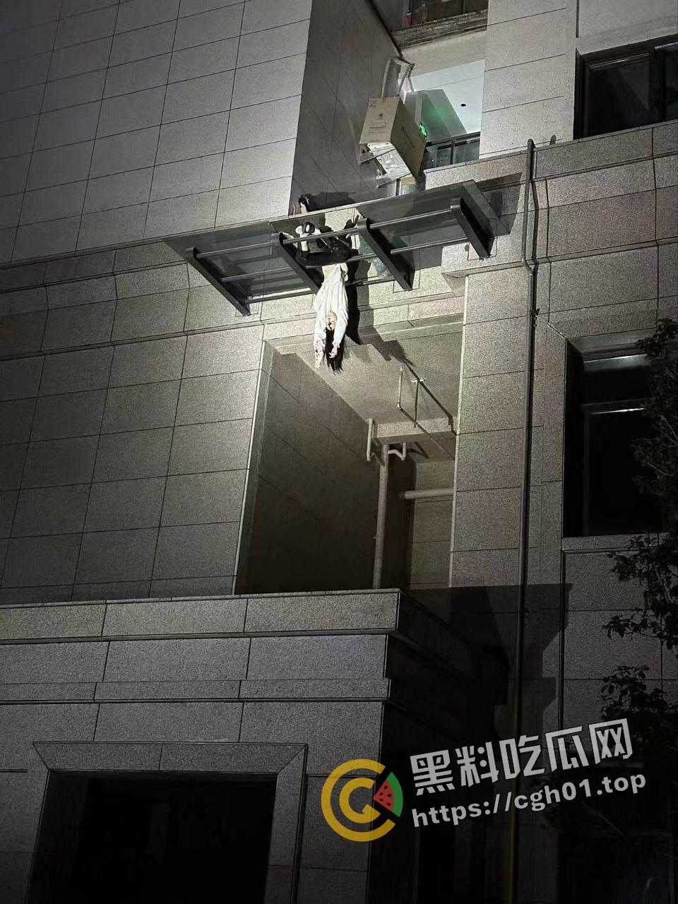 福建初三女生半夜幽会男朋友 不敢走正门阳台坠楼而死 尸体倒挂犹如鬼片-1