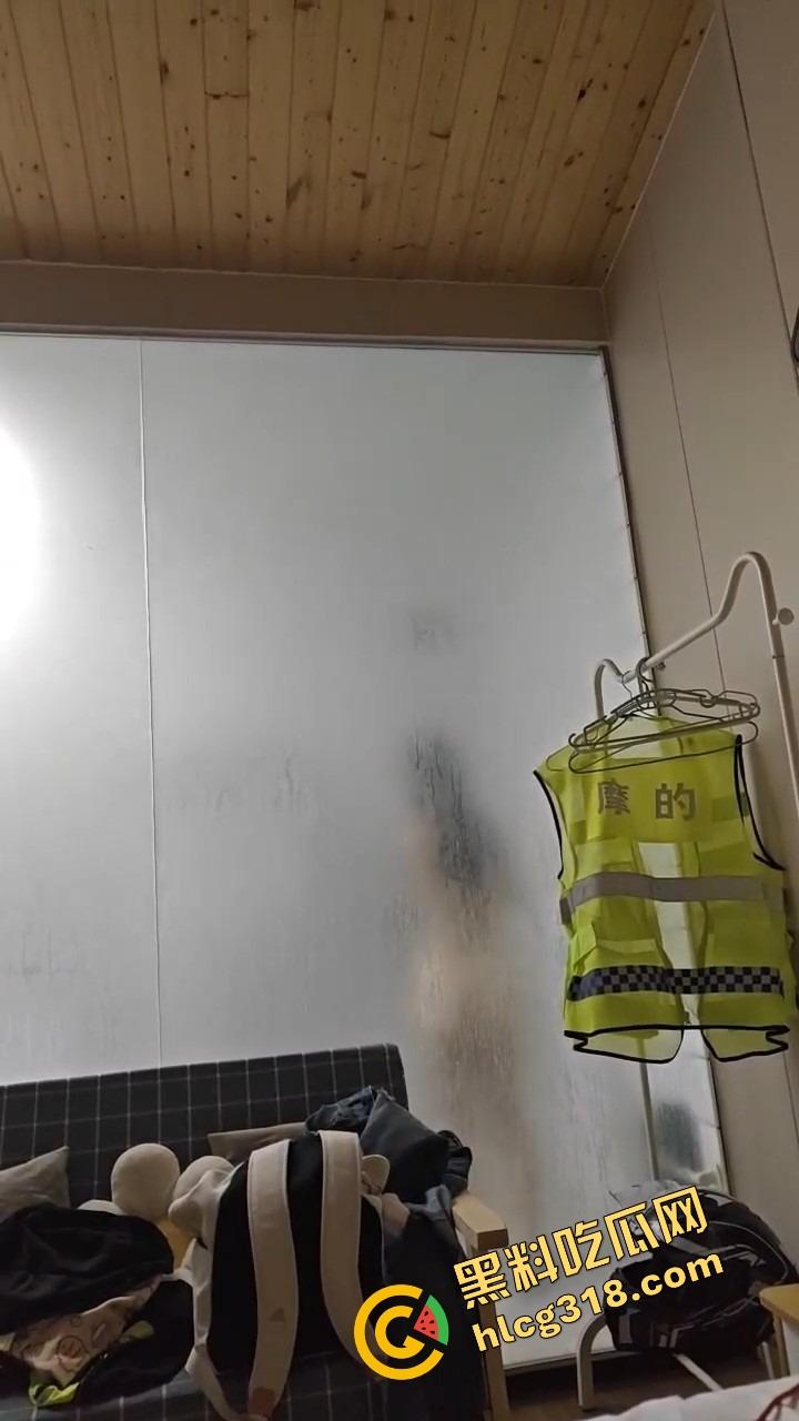 群友跑摩的累成狗，想打一炮结果进来个疯癫女大，洗澡洗到自嗨跳舞，这炮宁愿退钱也不打了！-10