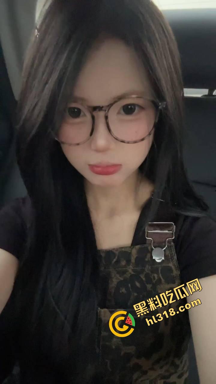 工商大课堂情侣上演当众扣逼,女的一边听课一边夹腿呻吟,逼水湿透凳子,老师讲高数她在学生物!-7