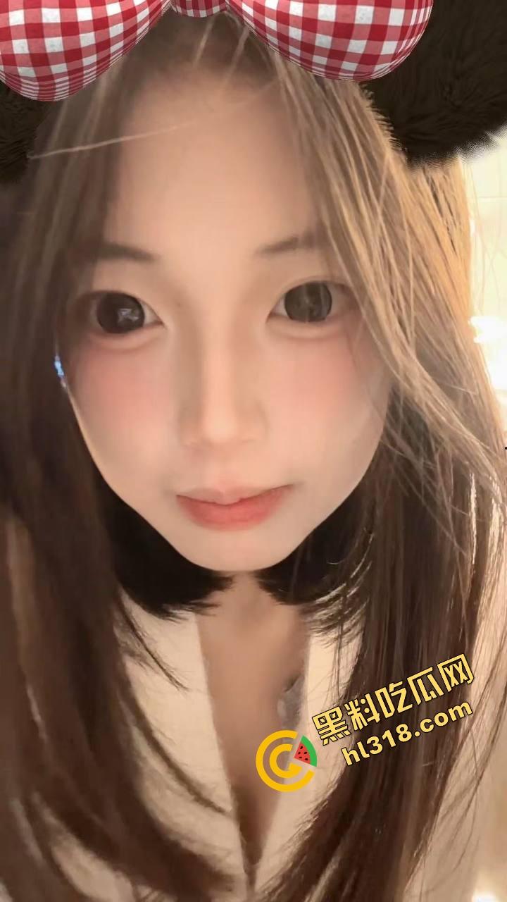 工商大课堂情侣上演当众扣逼,女的一边听课一边夹腿呻吟,逼水湿透凳子,老师讲高数她在学生物!-9