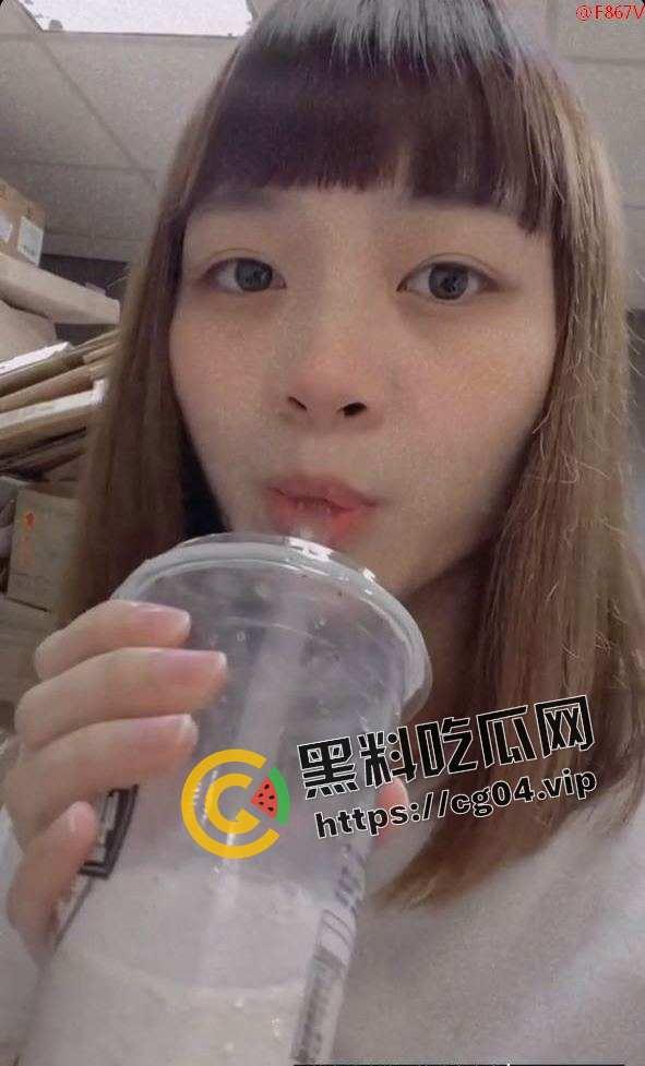 反差少妇！长相气质的同学私下里非常淫荡，手机里面泄漏包含给炮友口交，内射，被偷拍换衣服，还有在度假村厕所公然给炮友口交，绝对反差-4